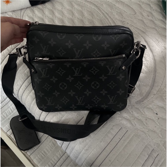 Louis Vuitton trio messenger bag good condition leather and nice - Picture 3 of 11